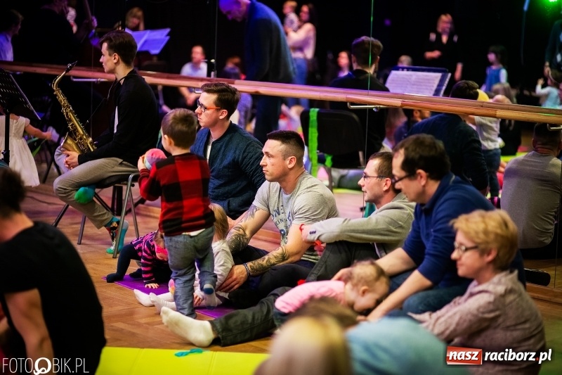 Zdjęcie w galerii na portalu naszraciborz.pl: Tańce świata, czyli Maluchy w Krainie Dźwięku w Raciborskim Centrum Kultury wiadomości z regionu