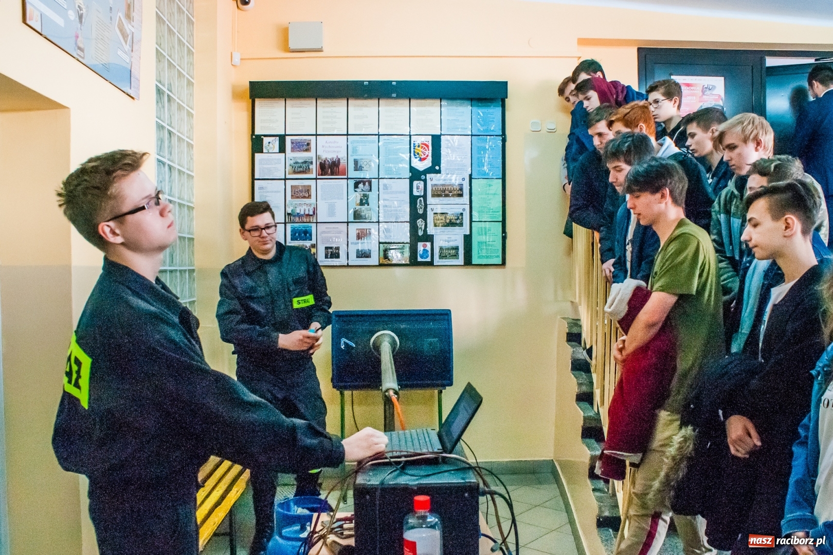 Zdjęcie w galerii na portalu naszraciborz.pl: Mechanik zachęca do nauki. Dni otwarte w CKZiU numer 2 wiadomości z regionu