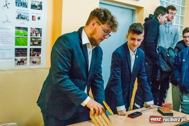 Zdjęcie w galerii na portalu naszraciborz.pl: Mechanik zachęca do nauki. Dni otwarte w CKZiU numer 2 wiadomości z regionu