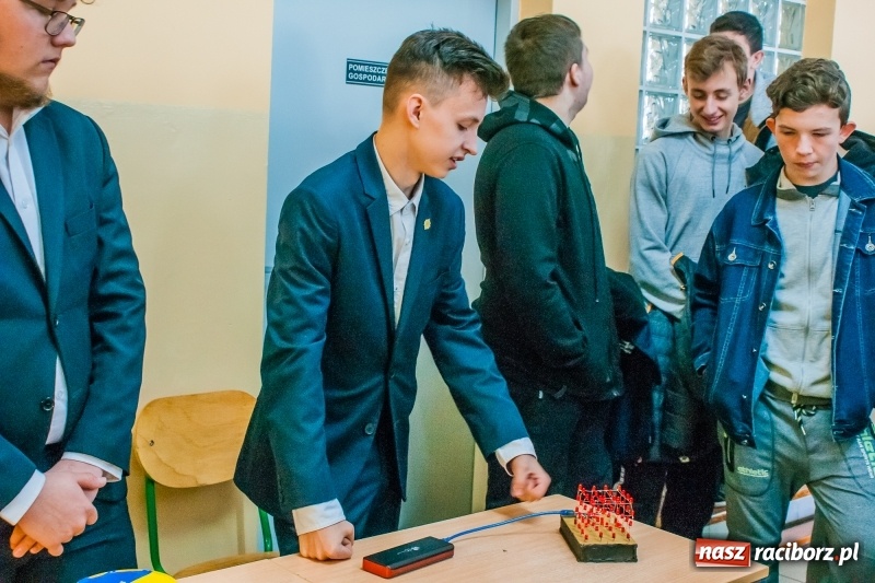 Zdjęcie w galerii na portalu naszraciborz.pl: Mechanik zachęca do nauki. Dni otwarte w CKZiU numer 2 wiadomości z regionu