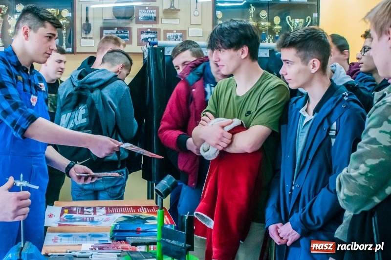 Zdjęcie w galerii na portalu naszraciborz.pl: Mechanik zachęca do nauki. Dni otwarte w CKZiU numer 2 wiadomości z regionu