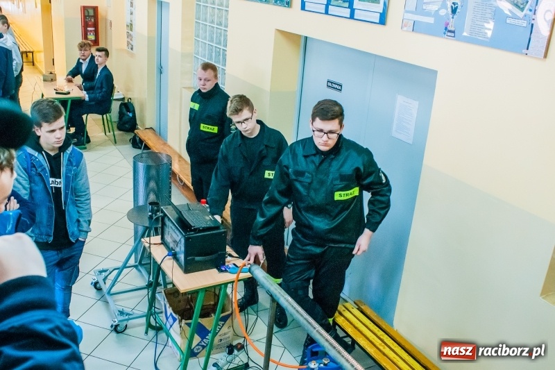 Zdjęcie w galerii na portalu naszraciborz.pl: Mechanik zachęca do nauki. Dni otwarte w CKZiU numer 2 wiadomości z regionu