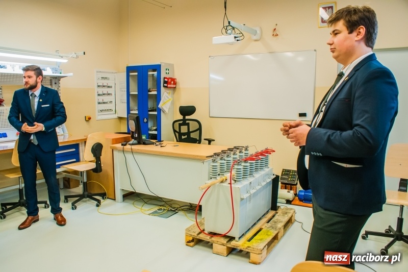Zdjęcie w galerii na portalu naszraciborz.pl: Mechanik zachęca do nauki. Dni otwarte w CKZiU numer 2 wiadomości z regionu