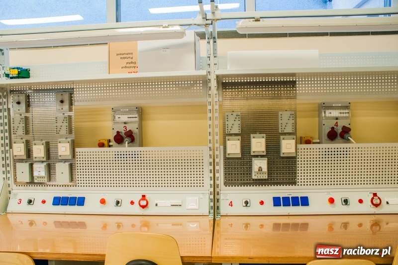 Zdjęcie w galerii na portalu naszraciborz.pl: Mechanik zachęca do nauki. Dni otwarte w CKZiU numer 2 wiadomości z regionu