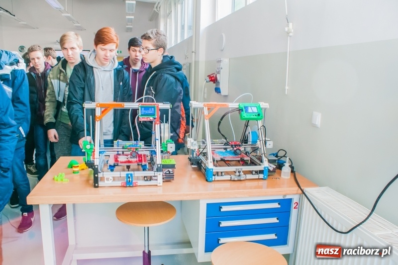 Zdjęcie w galerii na portalu naszraciborz.pl: Mechanik zachęca do nauki. Dni otwarte w CKZiU numer 2 wiadomości z regionu