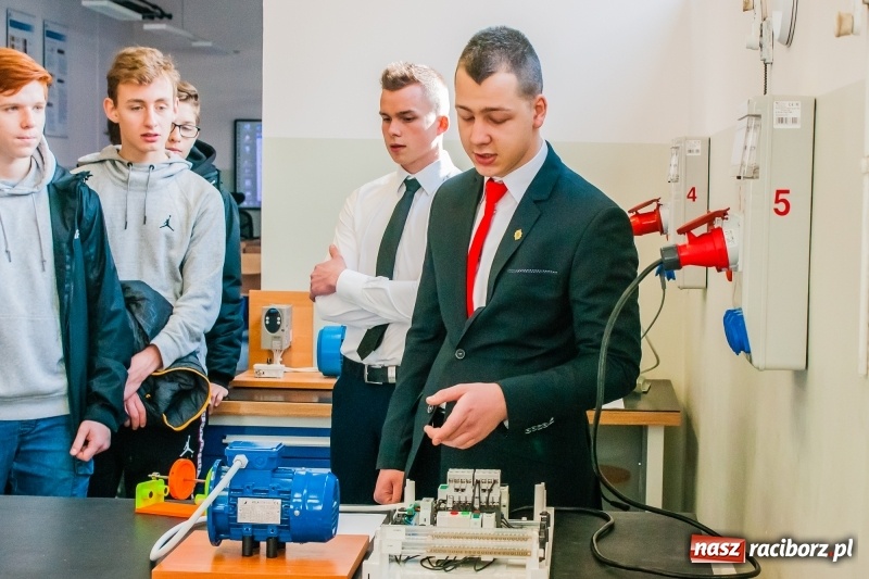 Zdjęcie w galerii na portalu naszraciborz.pl: Mechanik zachęca do nauki. Dni otwarte w CKZiU numer 2 wiadomości z regionu