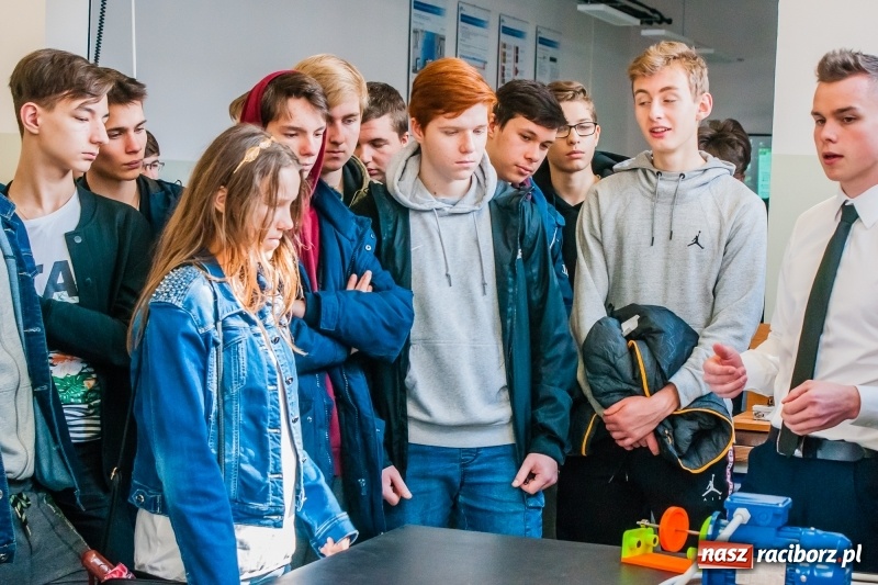 Zdjęcie w galerii na portalu naszraciborz.pl: Mechanik zachęca do nauki. Dni otwarte w CKZiU numer 2 wiadomości z regionu