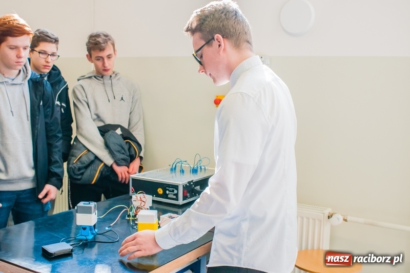 Zdjęcie w galerii na portalu naszraciborz.pl: Mechanik zachęca do nauki. Dni otwarte w CKZiU numer 2 wiadomości z regionu