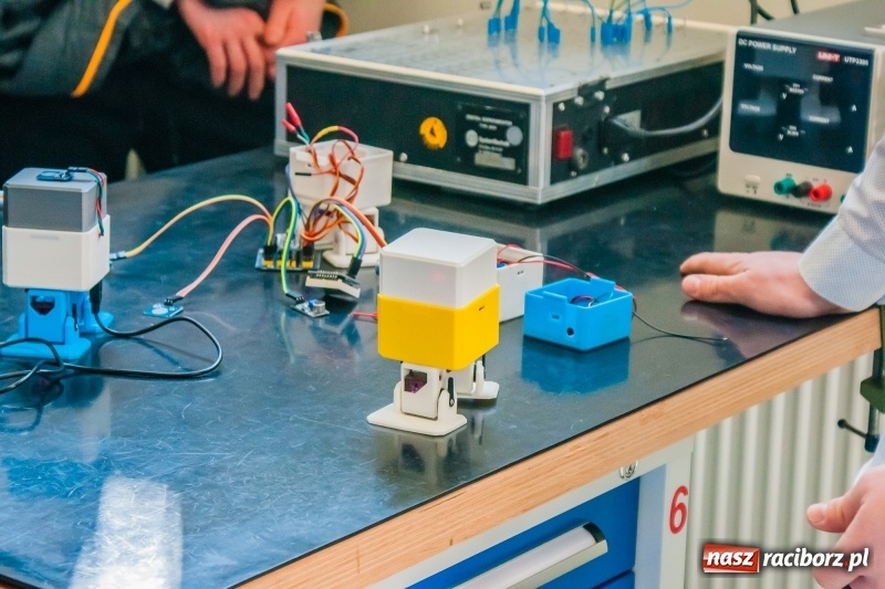 Zdjęcie w galerii na portalu naszraciborz.pl: Mechanik zachęca do nauki. Dni otwarte w CKZiU numer 2 wiadomości z regionu