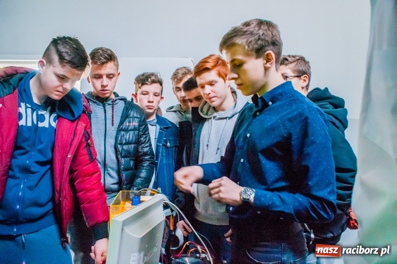 Zdjęcie w galerii na portalu naszraciborz.pl: Mechanik zachęca do nauki. Dni otwarte w CKZiU numer 2 wiadomości z regionu