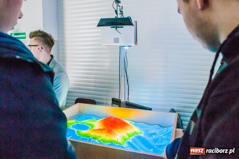 Zdjęcie w galerii na portalu naszraciborz.pl: Mechanik zachęca do nauki. Dni otwarte w CKZiU numer 2 wiadomości z regionu