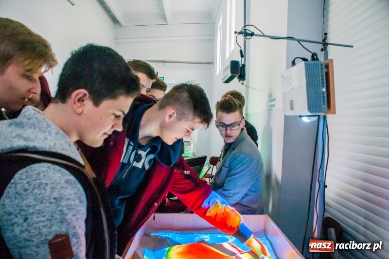 Zdjęcie w galerii na portalu naszraciborz.pl: Mechanik zachęca do nauki. Dni otwarte w CKZiU numer 2 wiadomości z regionu