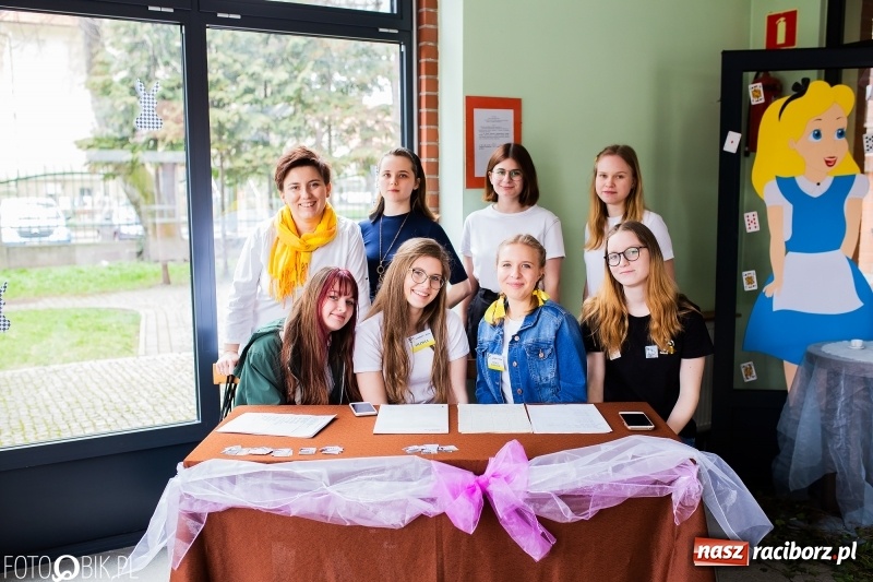Zdjęcie w galerii na portalu naszraciborz.pl: Alicja w Krainie Czarów, czyli podejmij naukę w Kasprowiczu wiadomości z regionu
