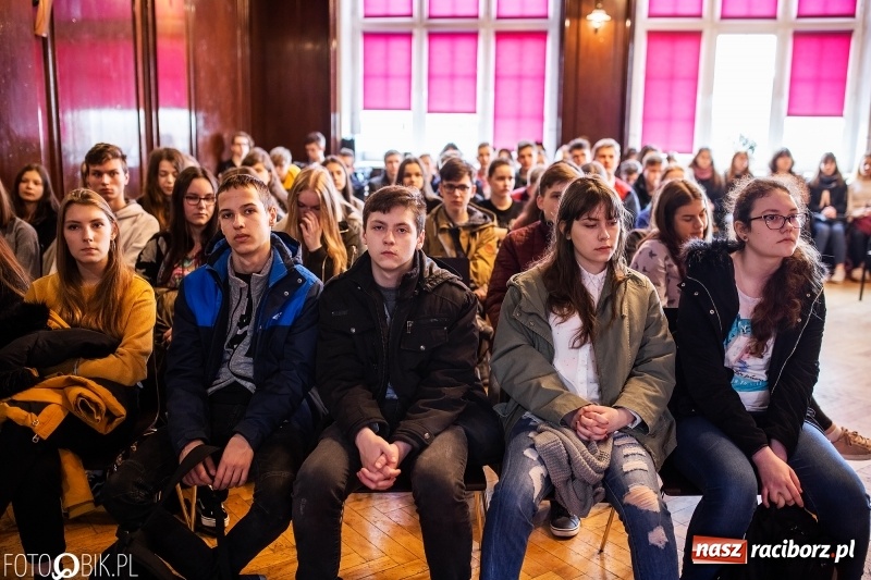 Zdjęcie w galerii na portalu naszraciborz.pl: Alicja w Krainie Czarów, czyli podejmij naukę w Kasprowiczu wiadomości z regionu