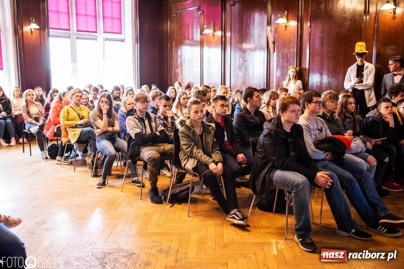 Zdjęcie w galerii na portalu naszraciborz.pl: Alicja w Krainie Czarów, czyli podejmij naukę w Kasprowiczu wiadomości z regionu