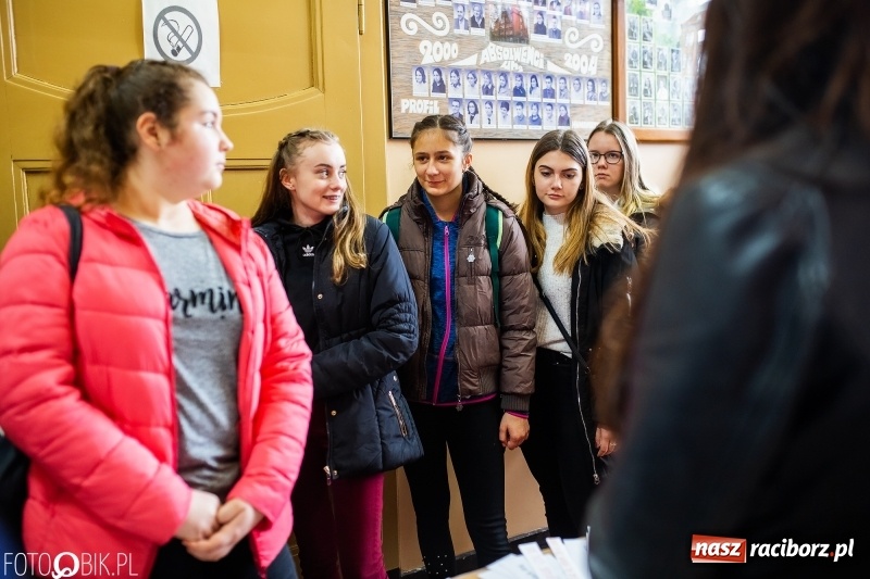 Zdjęcie w galerii na portalu naszraciborz.pl: Alicja w Krainie Czarów, czyli podejmij naukę w Kasprowiczu wiadomości z regionu