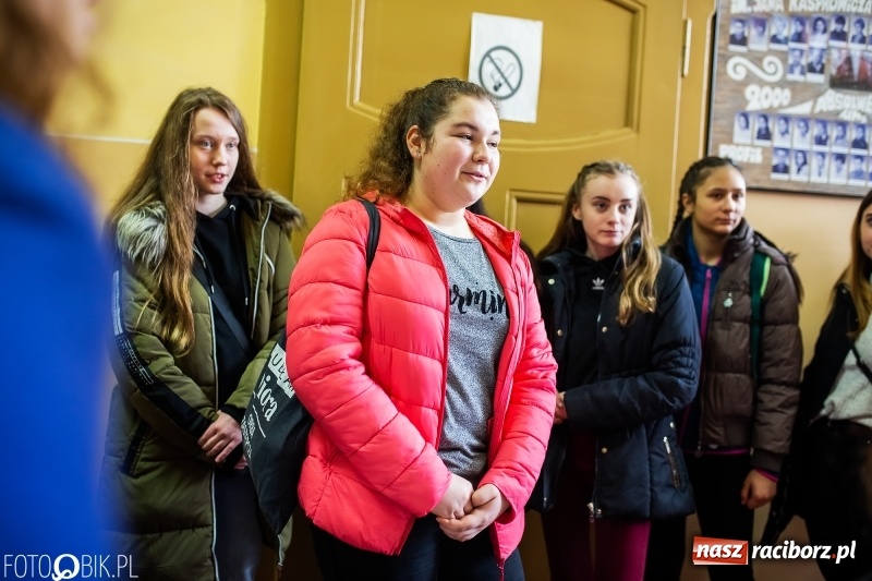 Zdjęcie w galerii na portalu naszraciborz.pl: Alicja w Krainie Czarów, czyli podejmij naukę w Kasprowiczu wiadomości z regionu