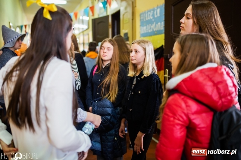 Zdjęcie w galerii na portalu naszraciborz.pl: Alicja w Krainie Czarów, czyli podejmij naukę w Kasprowiczu wiadomości z regionu