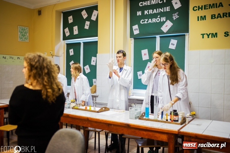 Zdjęcie w galerii na portalu naszraciborz.pl: Alicja w Krainie Czarów, czyli podejmij naukę w Kasprowiczu wiadomości z regionu