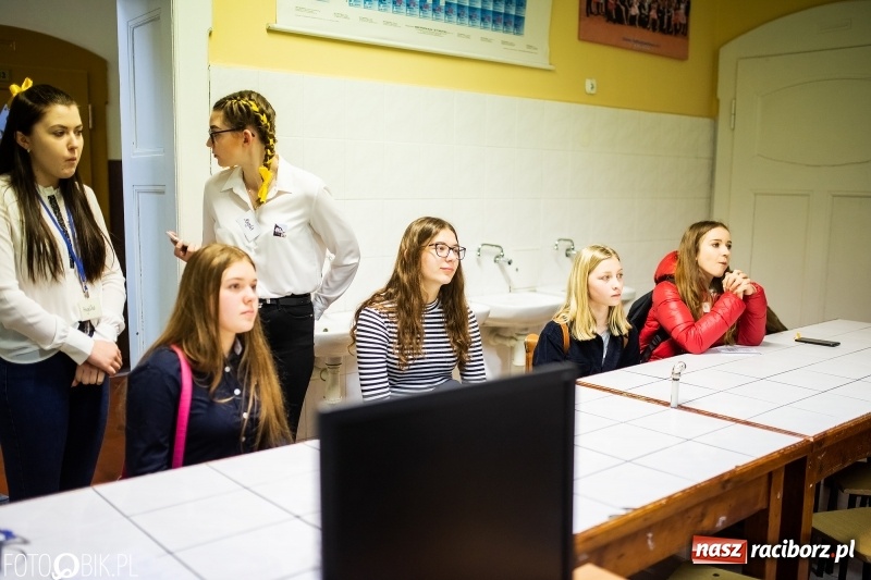 Zdjęcie w galerii na portalu naszraciborz.pl: Alicja w Krainie Czarów, czyli podejmij naukę w Kasprowiczu wiadomości z regionu