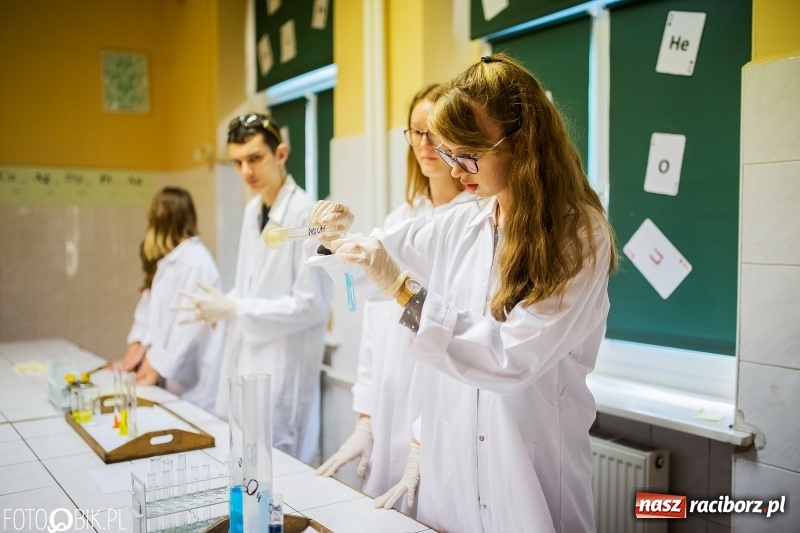 Zdjęcie w galerii na portalu naszraciborz.pl: Alicja w Krainie Czarów, czyli podejmij naukę w Kasprowiczu wiadomości z regionu