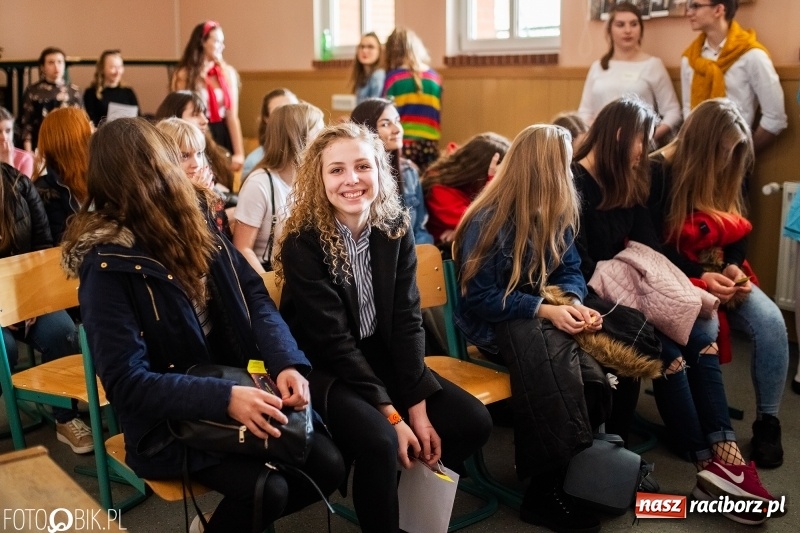 Zdjęcie w galerii na portalu naszraciborz.pl: Alicja w Krainie Czarów, czyli podejmij naukę w Kasprowiczu wiadomości z regionu