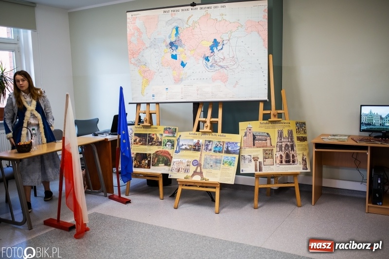 Zdjęcie w galerii na portalu naszraciborz.pl: Alicja w Krainie Czarów, czyli podejmij naukę w Kasprowiczu wiadomości z regionu