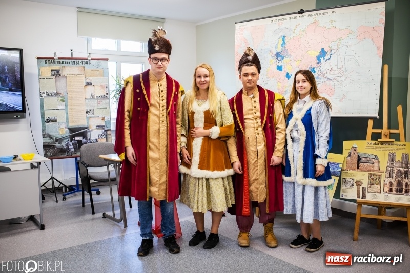 Zdjęcie w galerii na portalu naszraciborz.pl: Alicja w Krainie Czarów, czyli podejmij naukę w Kasprowiczu wiadomości z regionu