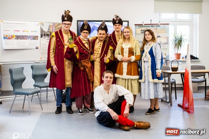 Zdjęcie w galerii na portalu naszraciborz.pl: Alicja w Krainie Czarów, czyli podejmij naukę w Kasprowiczu wiadomości z regionu