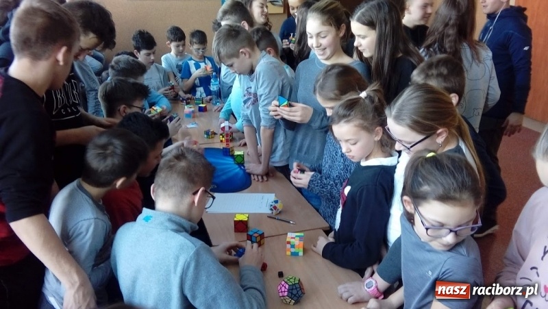 Zdjęcie w galerii na portalu naszraciborz.pl: Rubikowe łamanie głowy w Pietrowicach Wielkich wiadomości z regionu