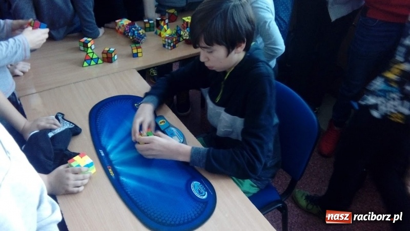 Zdjęcie w galerii na portalu naszraciborz.pl: Rubikowe łamanie głowy w Pietrowicach Wielkich wiadomości z regionu