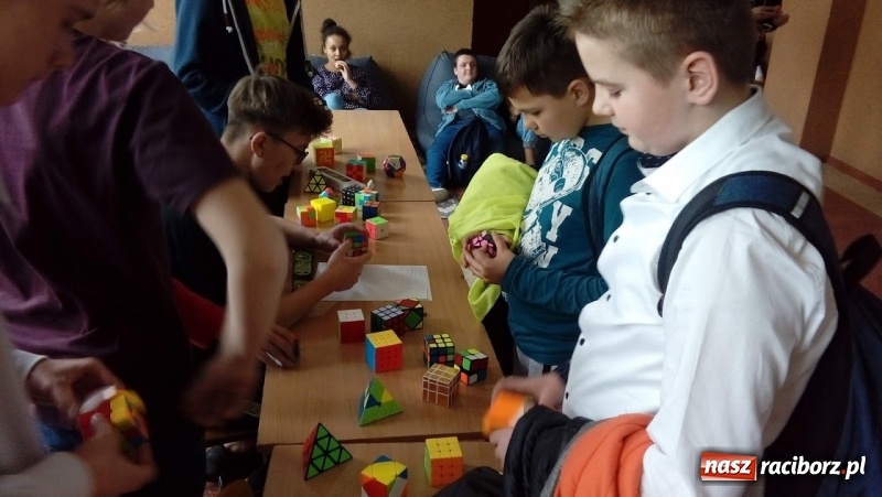 Zdjęcie w galerii na portalu naszraciborz.pl: Rubikowe łamanie głowy w Pietrowicach Wielkich wiadomości z regionu
