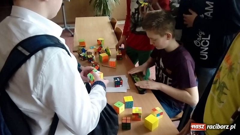 Zdjęcie w galerii na portalu naszraciborz.pl: Rubikowe łamanie głowy w Pietrowicach Wielkich wiadomości z regionu