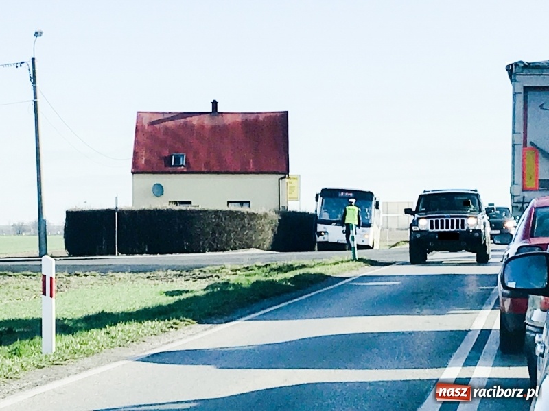 Zdjęcie w galerii na portalu naszraciborz.pl: Zderzenie autobusu z osobówką w Lekartowie  wiadomości z regionu