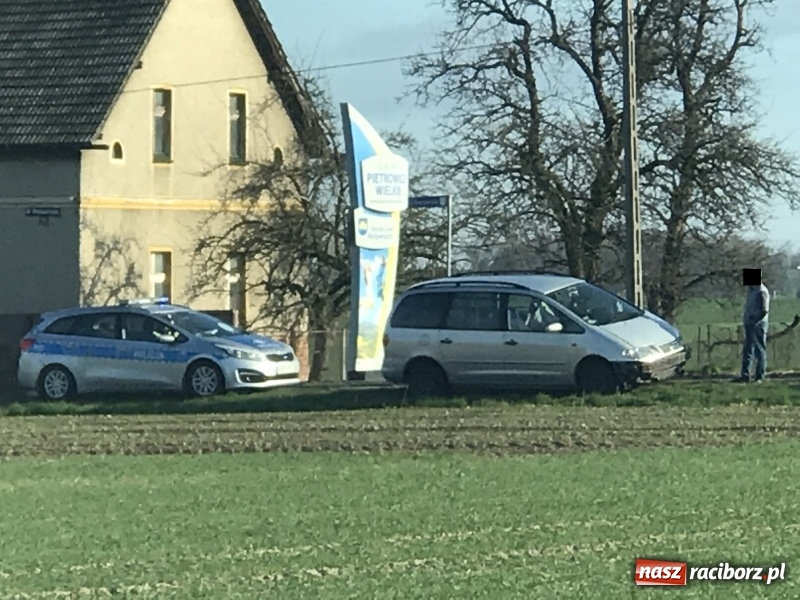 Zdjęcie w galerii na portalu naszraciborz.pl: Zderzenie autobusu z osobówką w Lekartowie  wiadomości z regionu