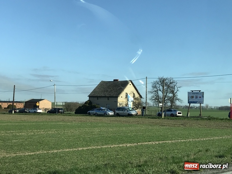 Zdjęcie w galerii na portalu naszraciborz.pl: Zderzenie autobusu z osobówką w Lekartowie  wiadomości z regionu