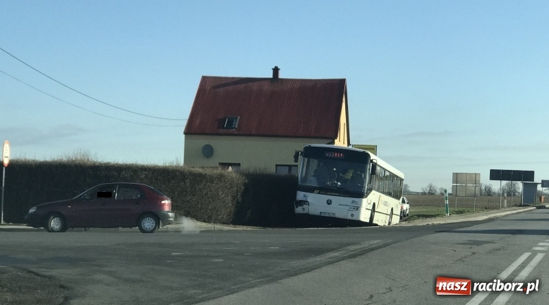 Zdjęcie w galerii na portalu naszraciborz.pl: Zderzenie autobusu z osobówką w Lekartowie  wiadomości z regionu