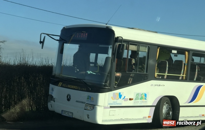 Zdjęcie w galerii na portalu naszraciborz.pl: Zderzenie autobusu z osobówką w Lekartowie  wiadomości z regionu