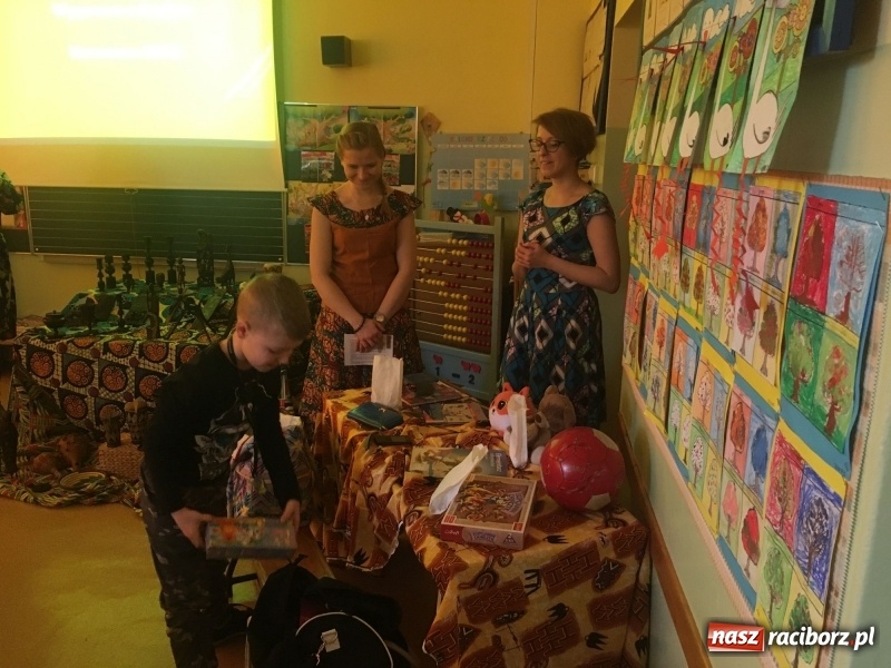 Zdjęcie w galerii na portalu naszraciborz.pl: Wolontariusze projektu Młodzi dla Kamerunu spotkali się z uczniami SP 15 wiadomości z regionu