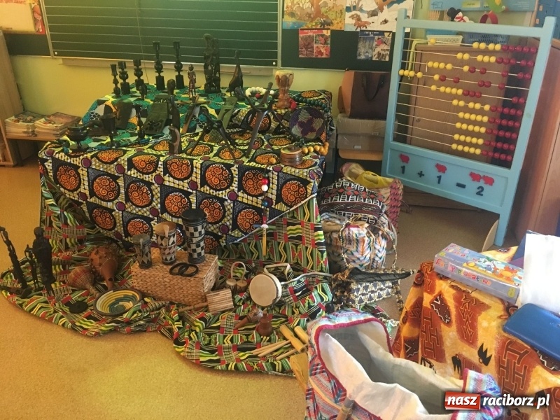 Zdjęcie w galerii na portalu naszraciborz.pl: Wolontariusze projektu Młodzi dla Kamerunu spotkali się z uczniami SP 15 wiadomości z regionu