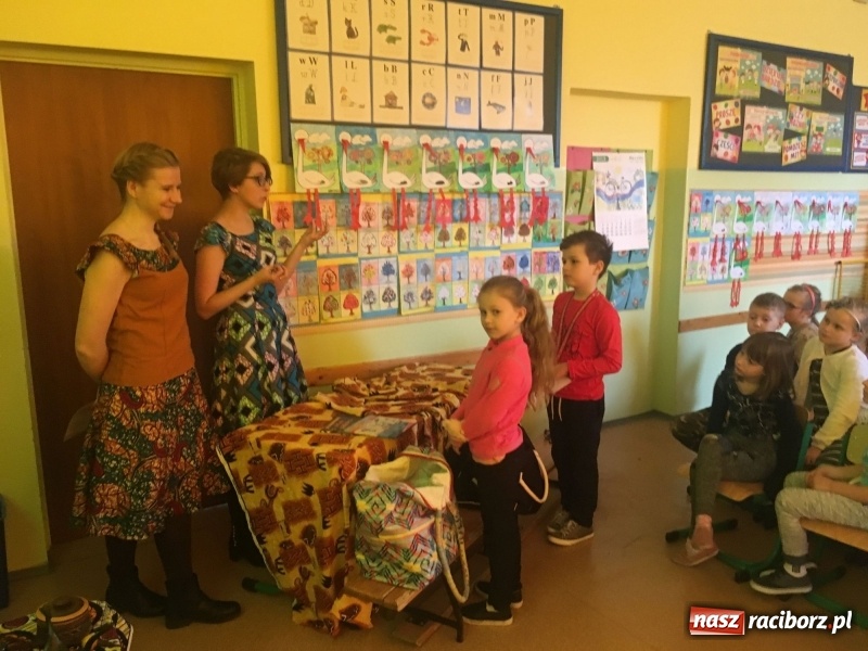 Zdjęcie w galerii na portalu naszraciborz.pl: Wolontariusze projektu Młodzi dla Kamerunu spotkali się z uczniami SP 15 wiadomości z regionu