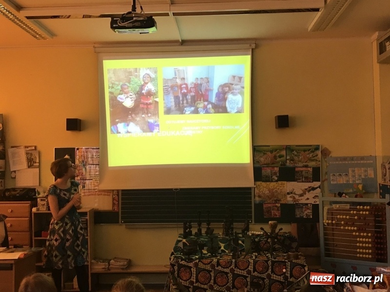 Zdjęcie w galerii na portalu naszraciborz.pl: Wolontariusze projektu Młodzi dla Kamerunu spotkali się z uczniami SP 15 wiadomości z regionu