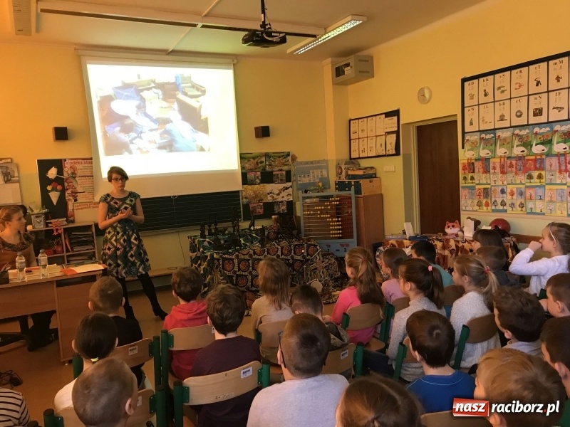 Zdjęcie w galerii na portalu naszraciborz.pl: Wolontariusze projektu Młodzi dla Kamerunu spotkali się z uczniami SP 15 wiadomości z regionu