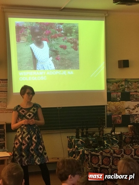 Zdjęcie w galerii na portalu naszraciborz.pl: Wolontariusze projektu Młodzi dla Kamerunu spotkali się z uczniami SP 15 wiadomości z regionu