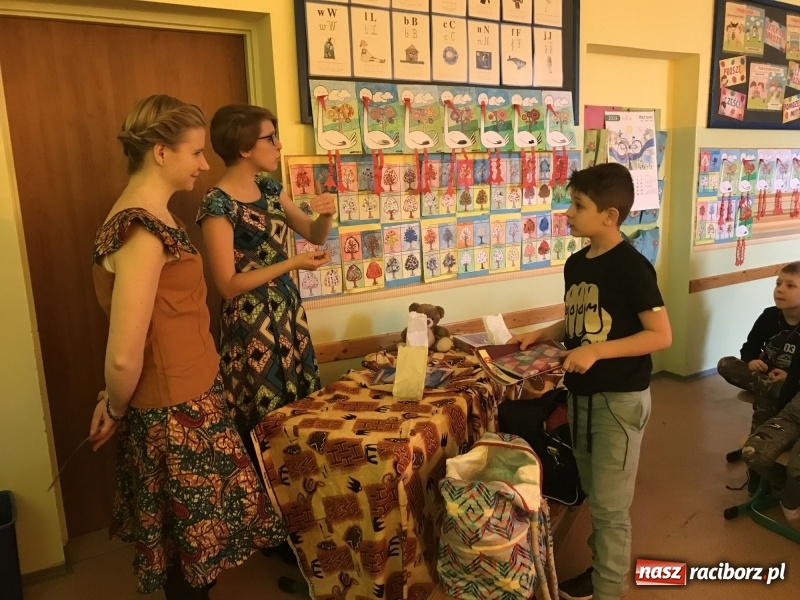 Zdjęcie w galerii na portalu naszraciborz.pl: Wolontariusze projektu Młodzi dla Kamerunu spotkali się z uczniami SP 15 wiadomości z regionu