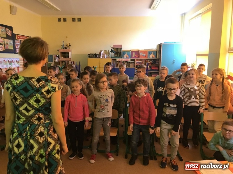 Zdjęcie w galerii na portalu naszraciborz.pl: Wolontariusze projektu Młodzi dla Kamerunu spotkali się z uczniami SP 15 wiadomości z regionu