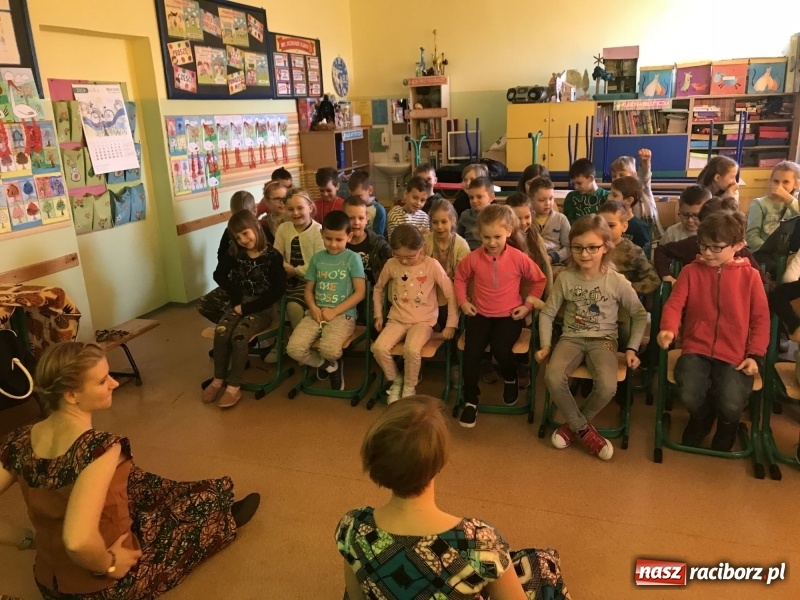 Zdjęcie w galerii na portalu naszraciborz.pl: Wolontariusze projektu Młodzi dla Kamerunu spotkali się z uczniami SP 15 wiadomości z regionu