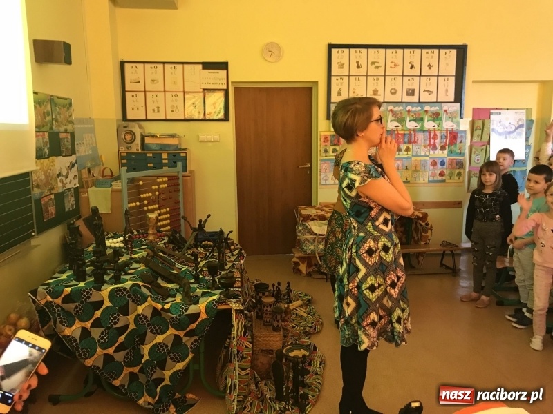 Zdjęcie w galerii na portalu naszraciborz.pl: Wolontariusze projektu Młodzi dla Kamerunu spotkali się z uczniami SP 15 wiadomości z regionu