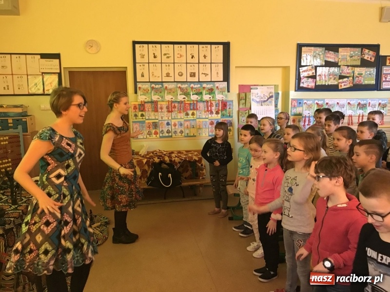 Zdjęcie w galerii na portalu naszraciborz.pl: Wolontariusze projektu Młodzi dla Kamerunu spotkali się z uczniami SP 15 wiadomości z regionu