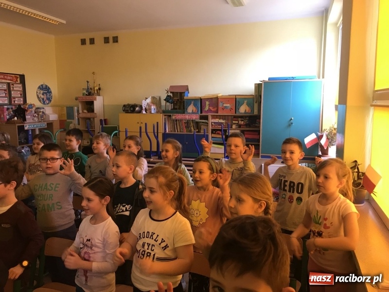 Zdjęcie w galerii na portalu naszraciborz.pl: Wolontariusze projektu Młodzi dla Kamerunu spotkali się z uczniami SP 15 wiadomości z regionu